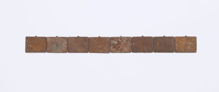 Auf diesem Bild ist das folgende Kunstwerk zu sehen: Carl Andre. „Paolina's Way“, New York. 1970.
