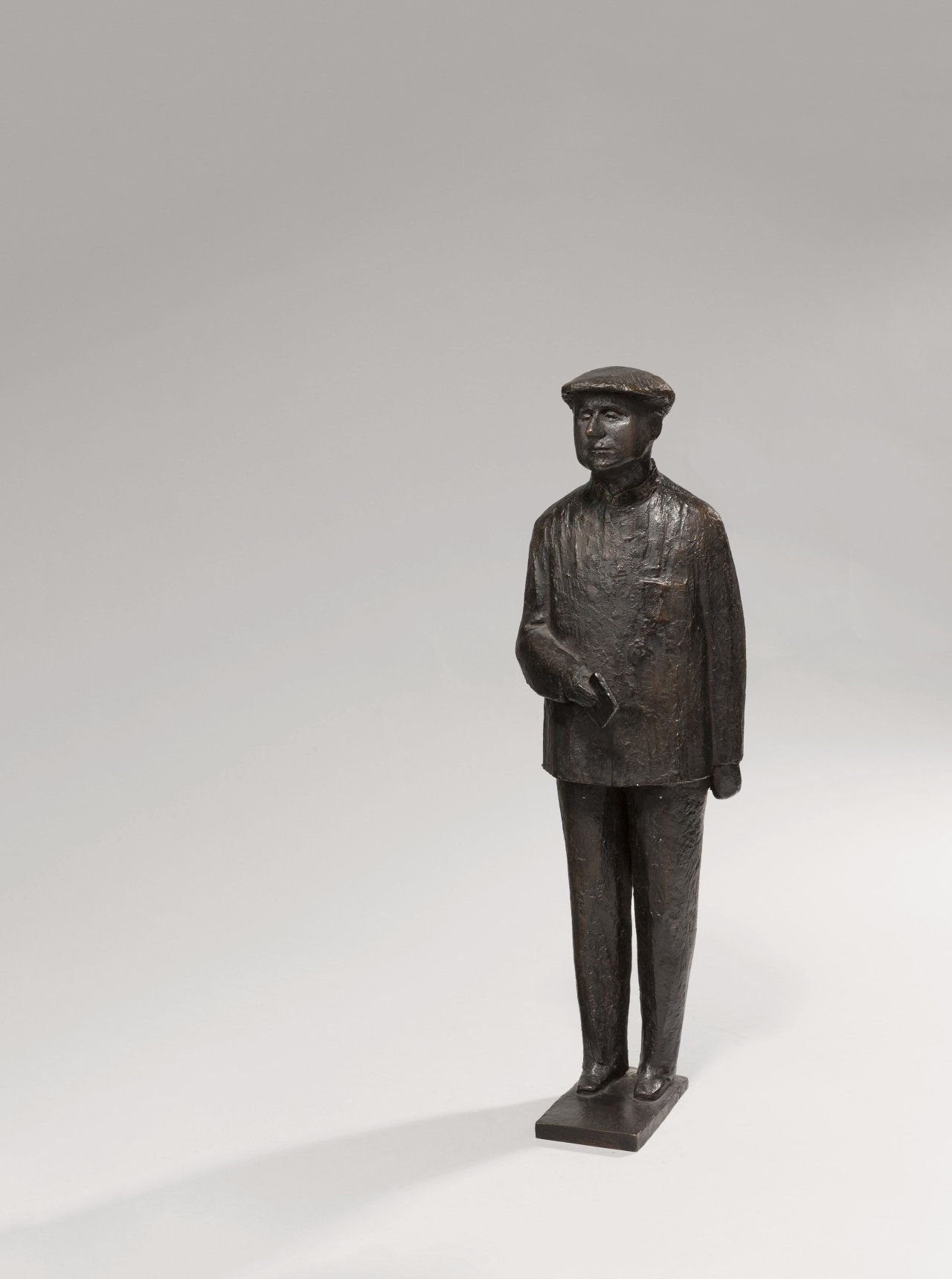 Auf diesem Bild ist das folgende Kunstwerk zu sehen: Gustav Seitz. „Brecht mit Mütze (Statuette II)“. 1957/58.
