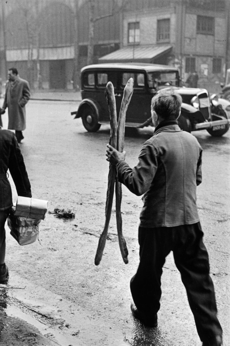 Auf diesem Bild ist das folgende Kunstwerk zu sehen: Marc Riboud. FRANCE, Paris, 1st arrondissement, near Les Halles. 1953.