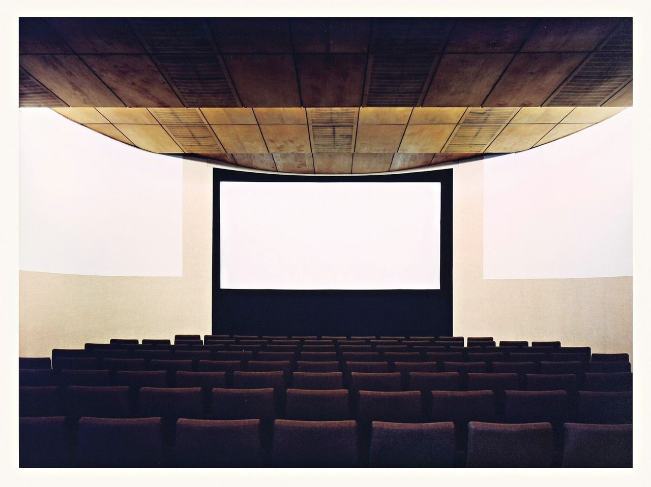 Auf diesem Bild ist das folgende Kunstwerk zu sehen: Candida Höfer. „Kölnischer Kunstverein I 2005“. 2005.