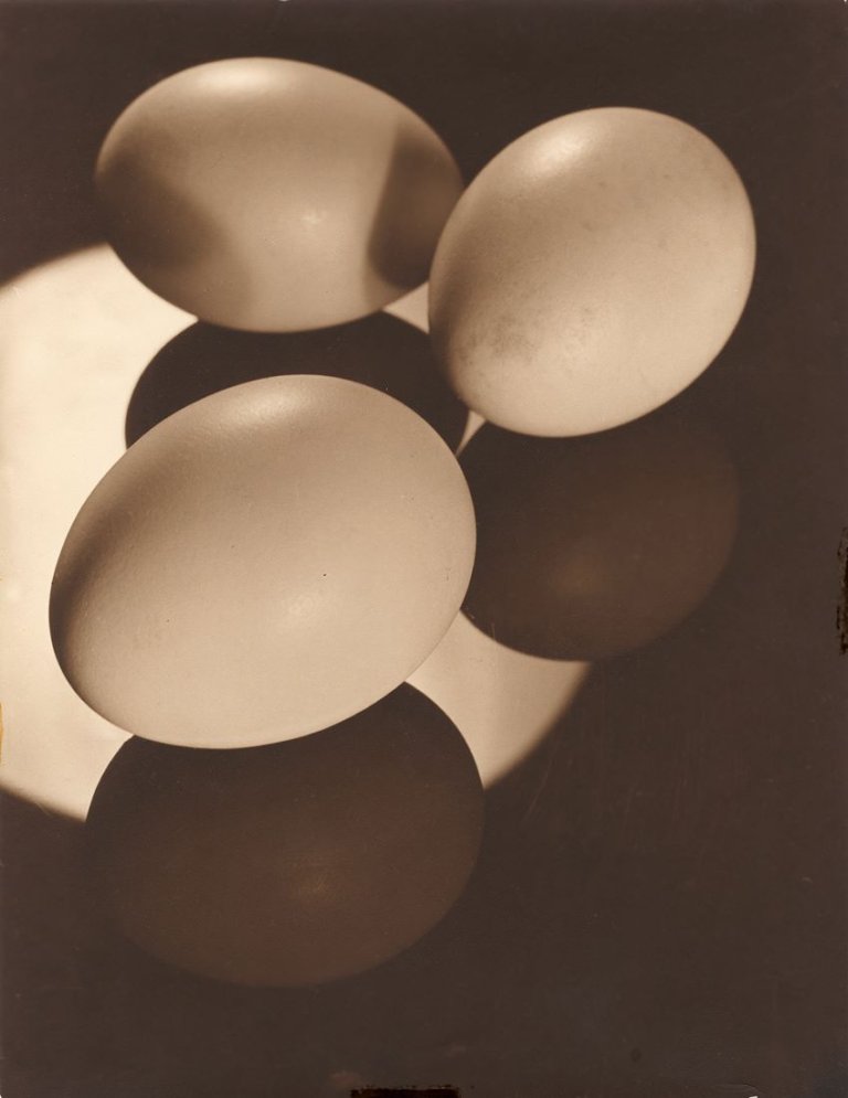 Auf diesem Bild ist das folgende Kunstwerk zu sehen: Hans Finsler. Ohne Titel (Eier im Spiegel). 1929.