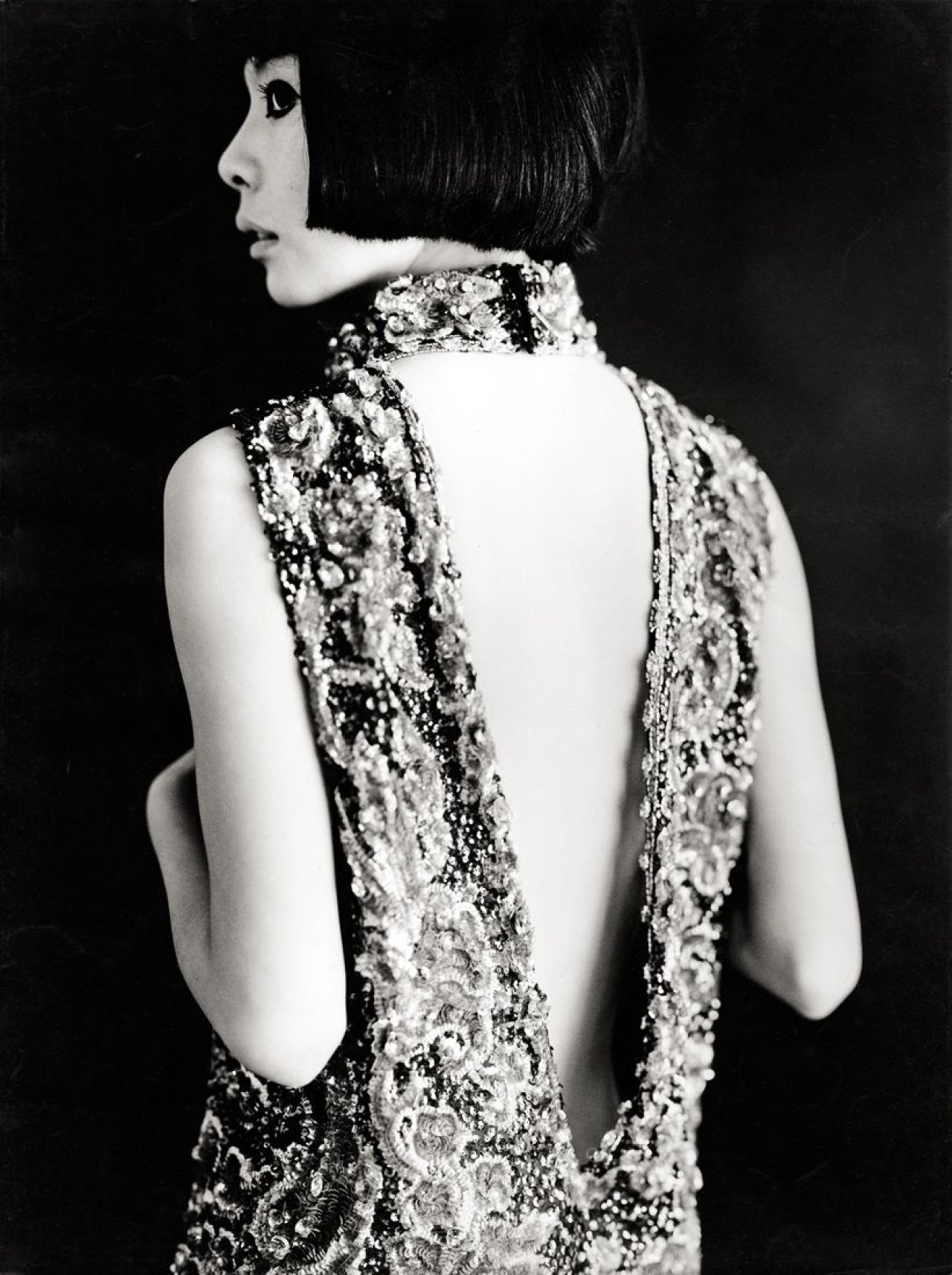 This picture shows the following artwork: Charlotte March. „Hirokko, Mode Paris (Pierre Cardin)“. 1963.