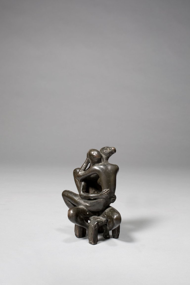 Auf diesem Bild ist das folgende Kunstwerk zu sehen: Karl-Heinz Krause. „Kleines umschlungenes Paar“. 1974.
