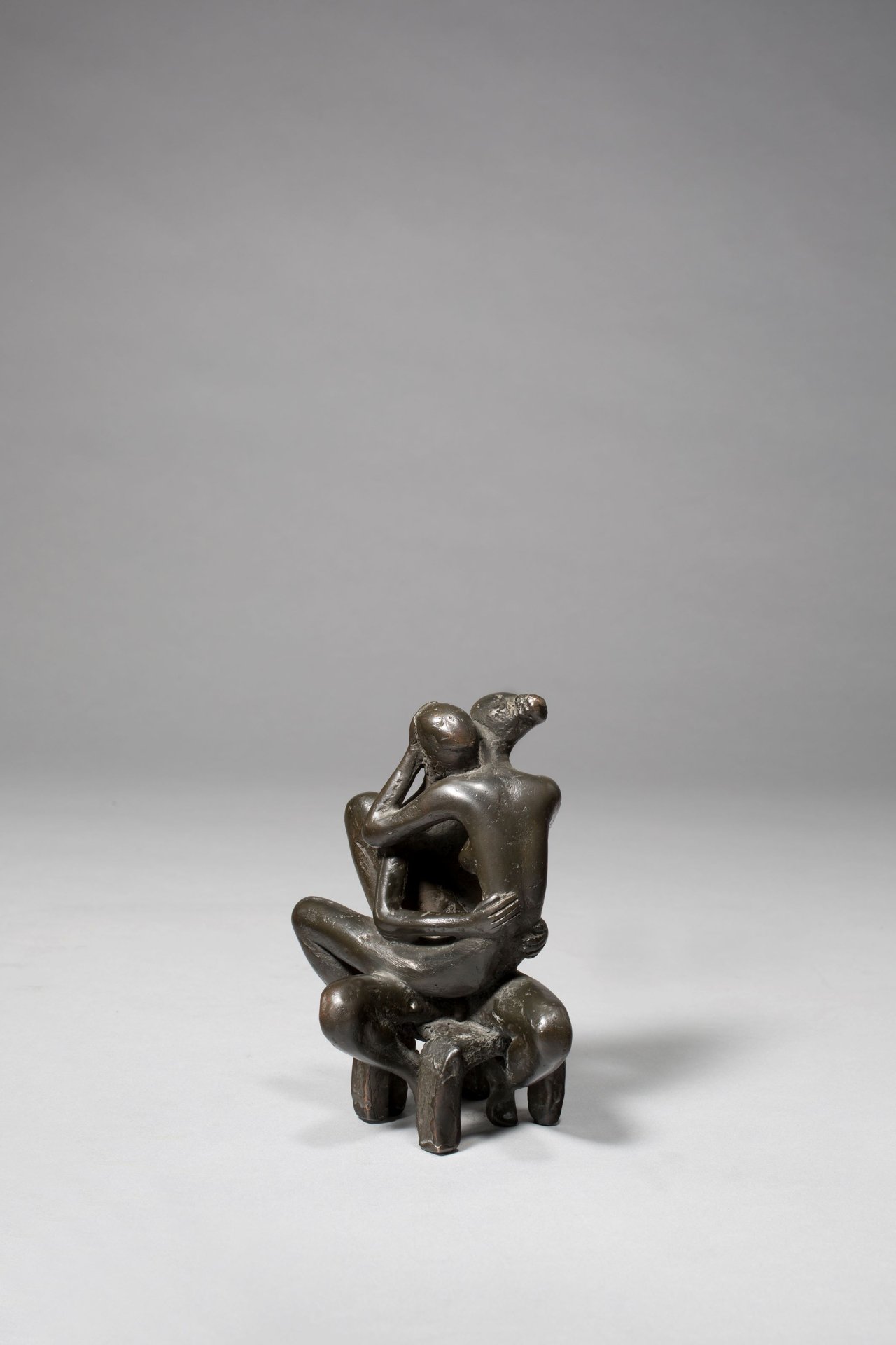 Auf diesem Bild ist das folgende Kunstwerk zu sehen: Karl-Heinz Krause. „Kleines umschlungenes Paar“. 1974.