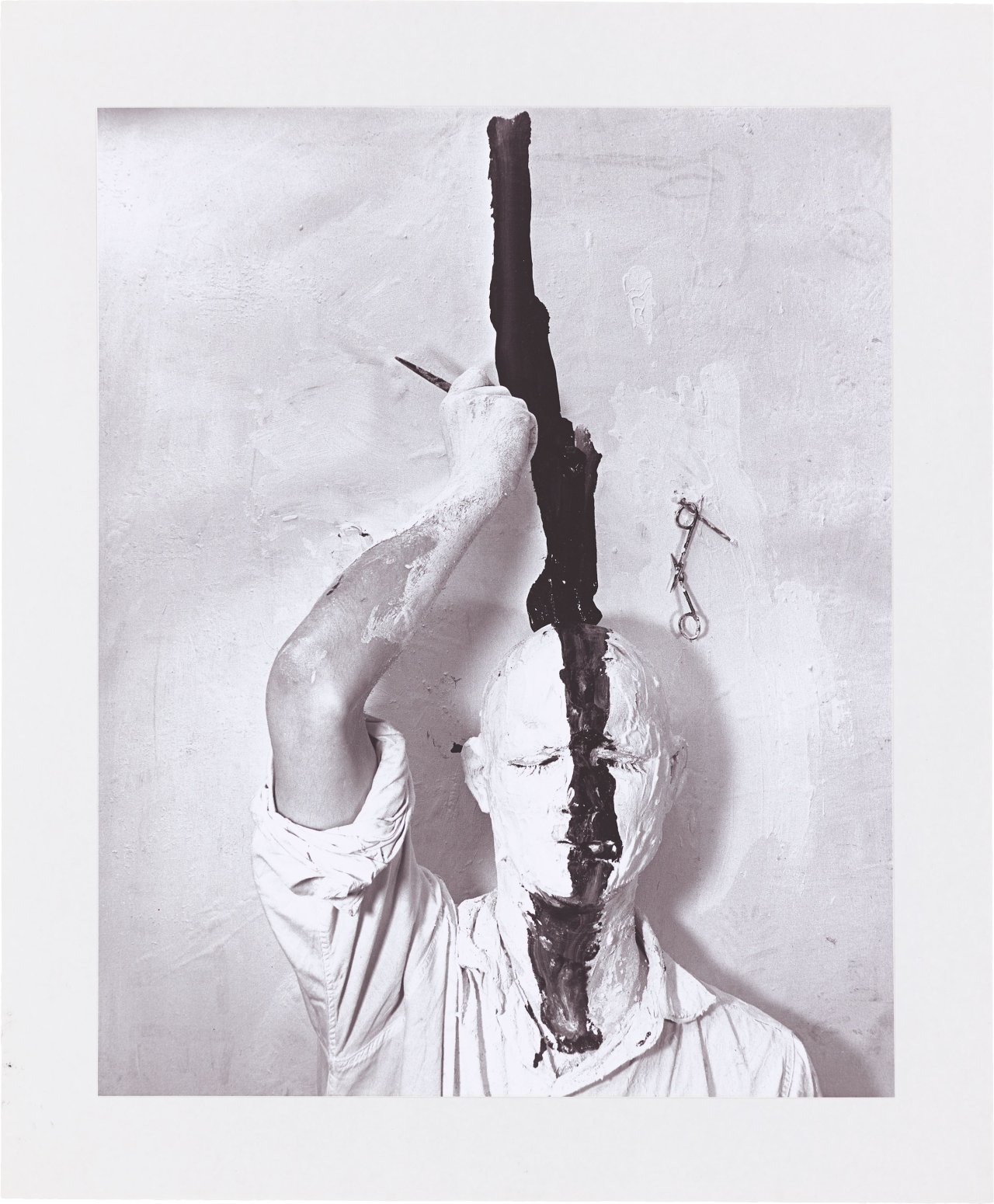 Auf diesem Bild ist das folgende Kunstwerk zu sehen: Günter Brus. „SELBSTBEMALUNG II“. 1964.
