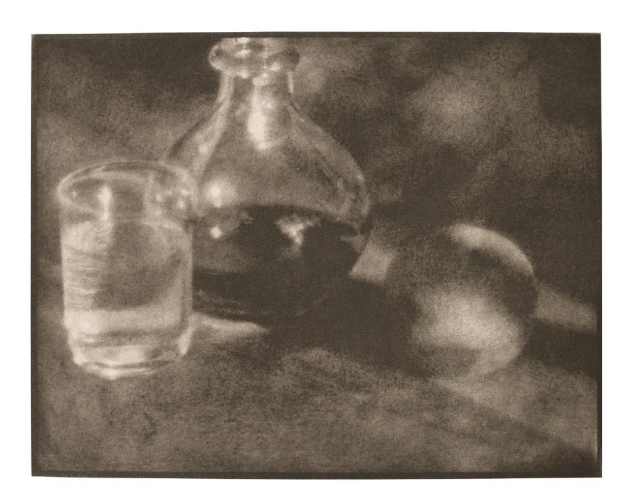Auf diesem Bild ist das folgende Kunstwerk zu sehen: Heinrich Kühn. Stilleben (Karaffe, Glas und Pfirsich). 1911.