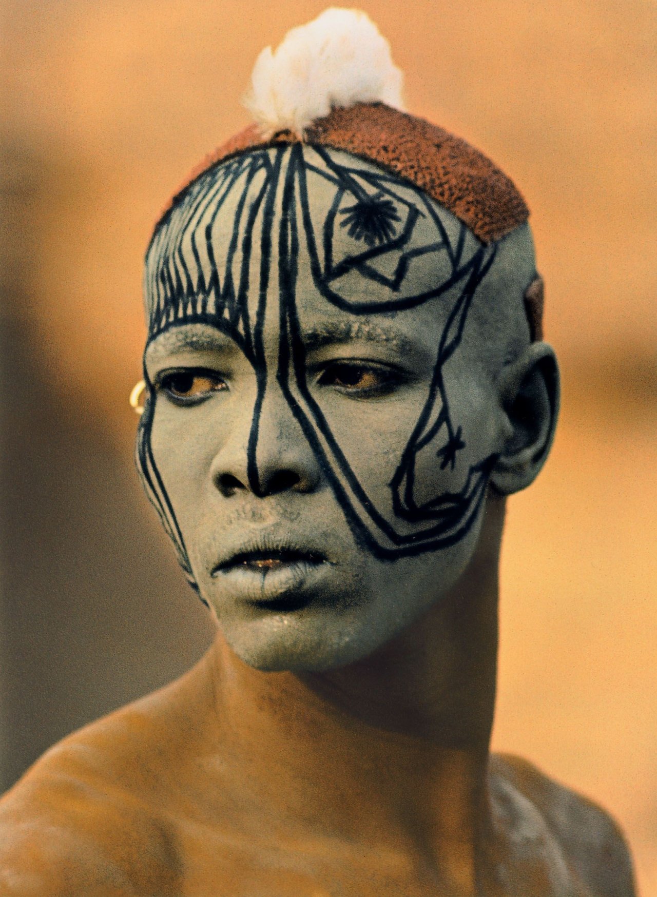 Auf diesem Bild ist das folgende Kunstwerk zu sehen: Leni Riefenstahl. „Maske“ (Nuba). 1975.