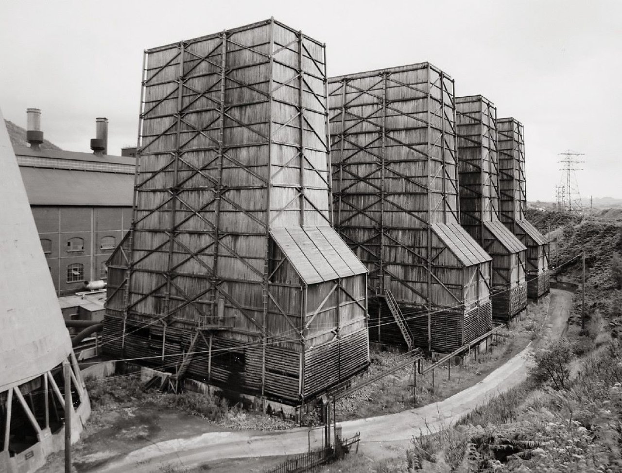 Auf diesem Bild ist das folgende Kunstwerk zu sehen: Bernd und Hilla Becher (Siegen 1931 - 2007 Rostock / Potsdam 1934 - 2015 Düsseldorf). Kühltürme, Bargoed, South Wales, GB. 1966.