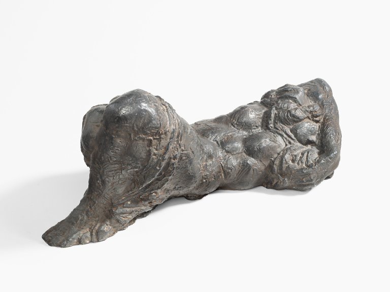 Auf diesem Bild ist das folgende Kunstwerk zu sehen: Wieland Förster. „Kleine Schlafende mit Gewand, 1. Fassung“. 1983.