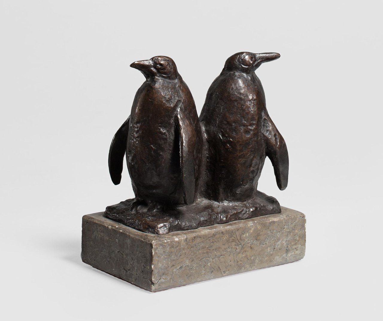 Auf diesem Bild ist das folgende Kunstwerk zu sehen: August Gaul. „Zwei Pinguine“. 1915.