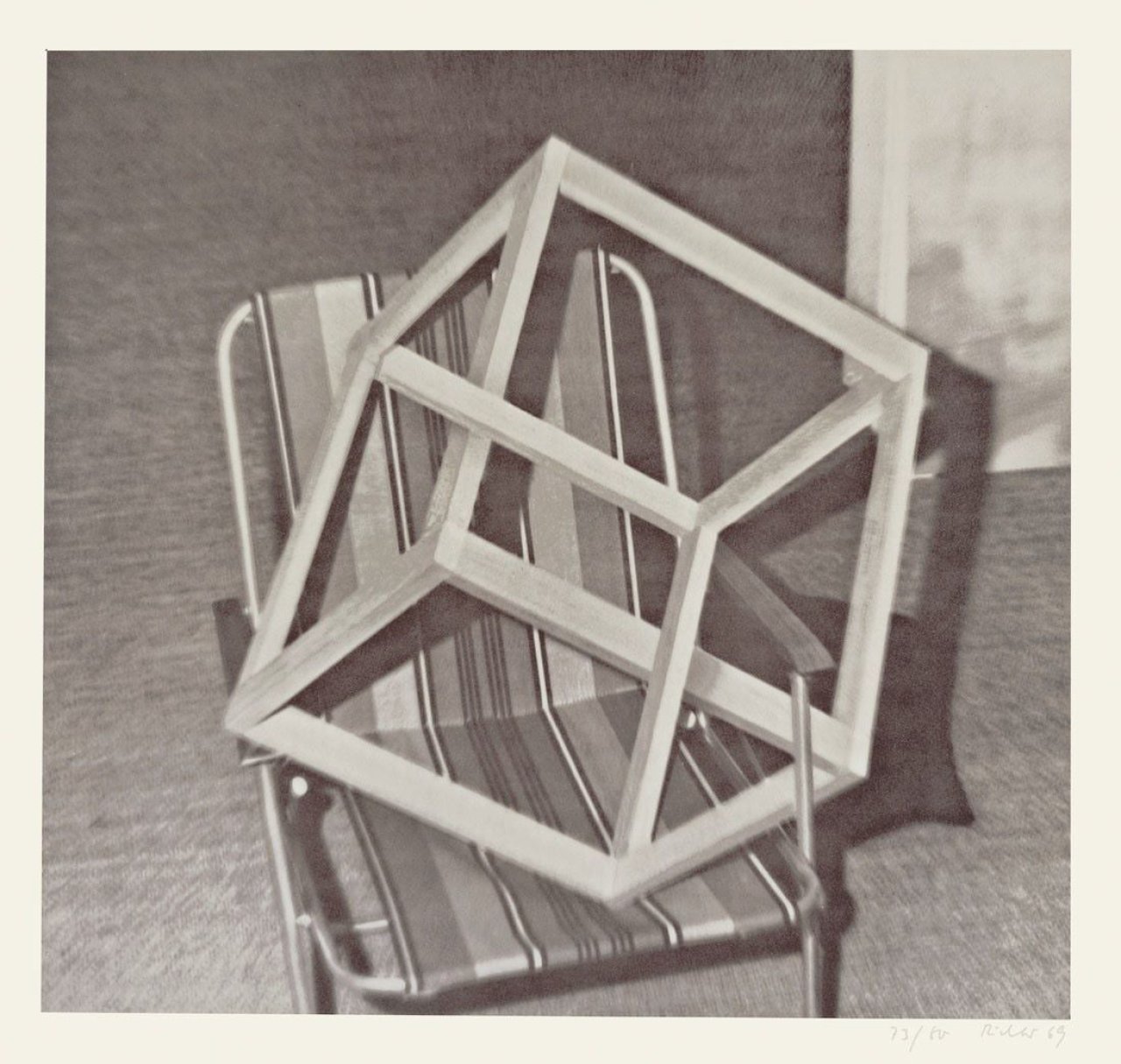 Auf diesem Bild ist das folgende Kunstwerk zu sehen: Gerhard Richter. „9 Objekte“. 1969.