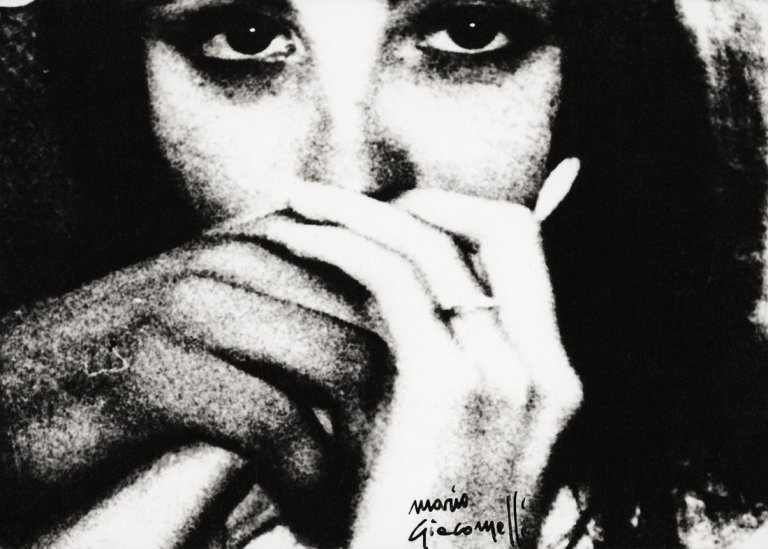 Auf diesem Bild ist das folgende Kunstwerk zu sehen: Mario Giacomelli. Ohne Titel, aus der Serie „Caroline Branson, da Spoon River“, Senigallia. 1971–1973.