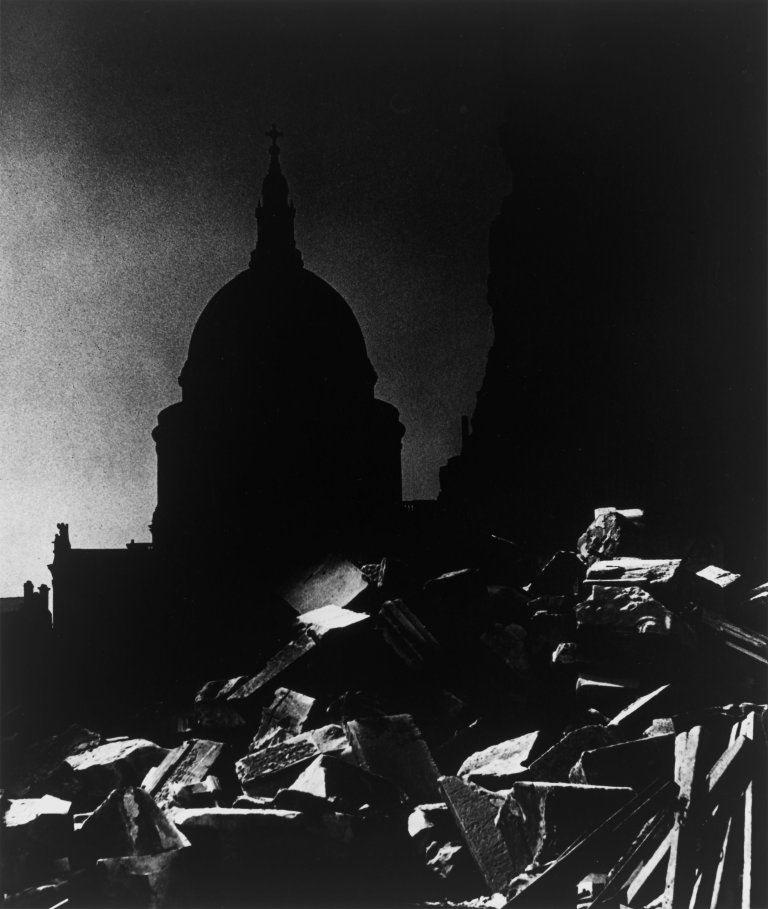 Auf diesem Bild ist das folgende Kunstwerk zu sehen: Bill Brandt. Saint Paul's Cathedral in the moonlight, London. Um 1941.
