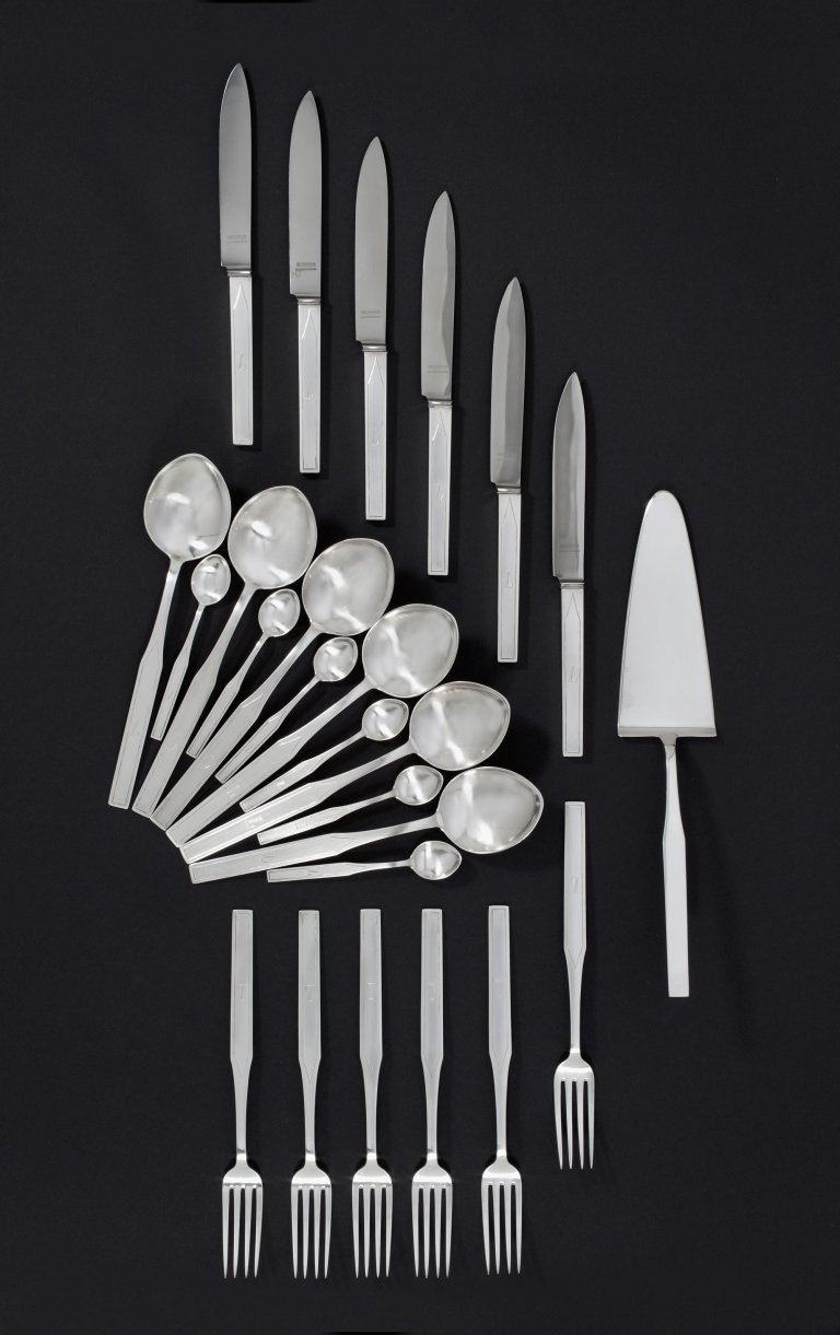 Auf diesem Bild ist das folgende Kunstwerk zu sehen: Emil Lettré. Lettrés Speisebesteck für sechs Personen – bestehend aus je sechs Suppenlöffeln, Gabeln, Messern, Mokkalöffeln – Nr. 630 „Professor Lettré“. 1931.