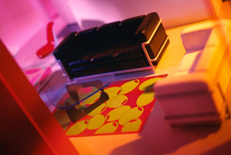 Auf diesem Bild ist das folgende Kunstwerk zu sehen: Laurie Simmons. „Kaleidoscope House # 4“. 2000.