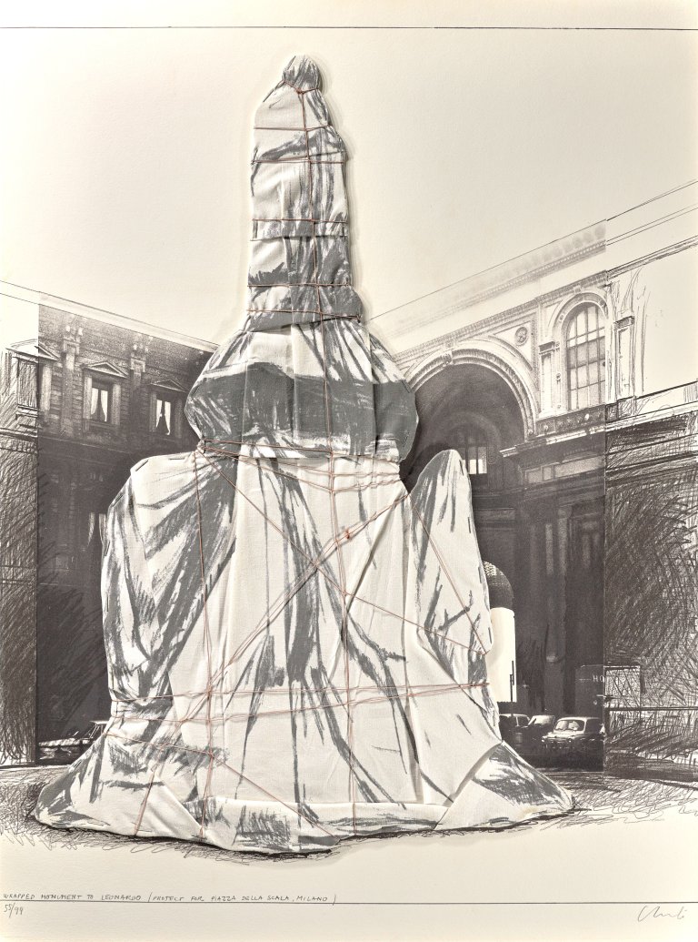 Auf diesem Bild ist das folgende Kunstwerk zu sehen:  Christo. „Wrapped Monument to Leonardo, Project for Piazza della Scala, Milan“. 1971.