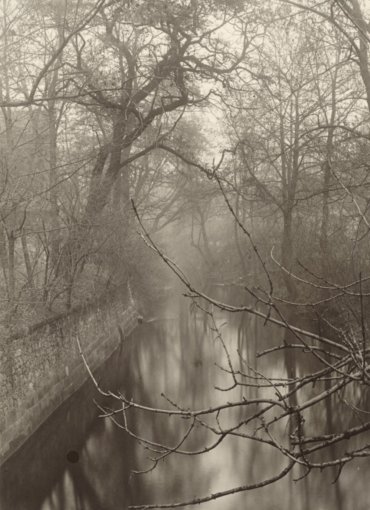 Auf diesem Bild ist das folgende Kunstwerk zu sehen: Josef Sudek. Čertovka-Kanal bei Kampa-Insel, Prag. Aus dem Zyklus „Notizen“. 1958.
