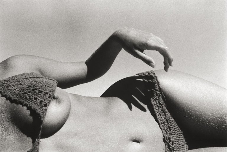 Auf diesem Bild ist das folgende Kunstwerk zu sehen: Ralph Gibson. Malibu Nude, aus der Serie „Days at Sea“. 1974.