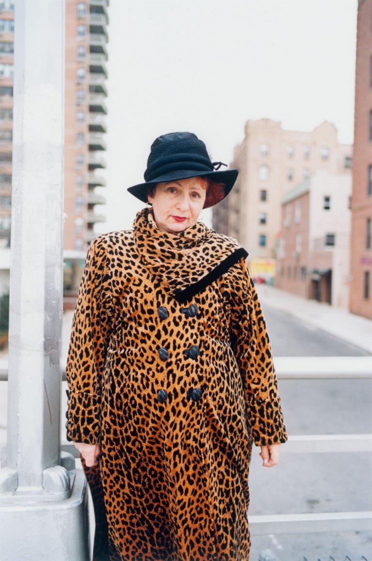 Auf diesem Bild ist das folgende Kunstwerk zu sehen: Jitka Hanzlová. Russian Woman, Coney Island. Aus der Serie „Female“, 1997–2000.