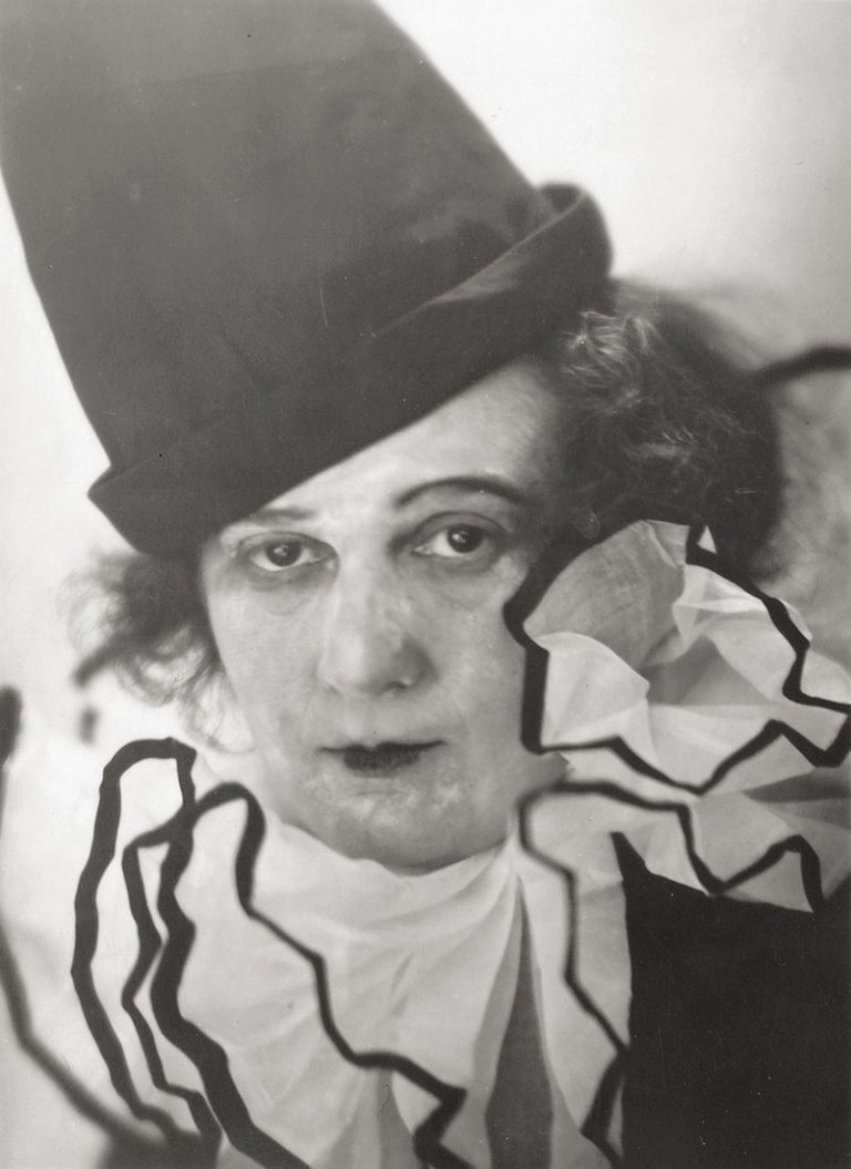 Auf diesem Bild ist das folgende Kunstwerk zu sehen: Lotte Jacobi. Ohne Titel (Portrait von Lotte Jacobi). Vor 1935.