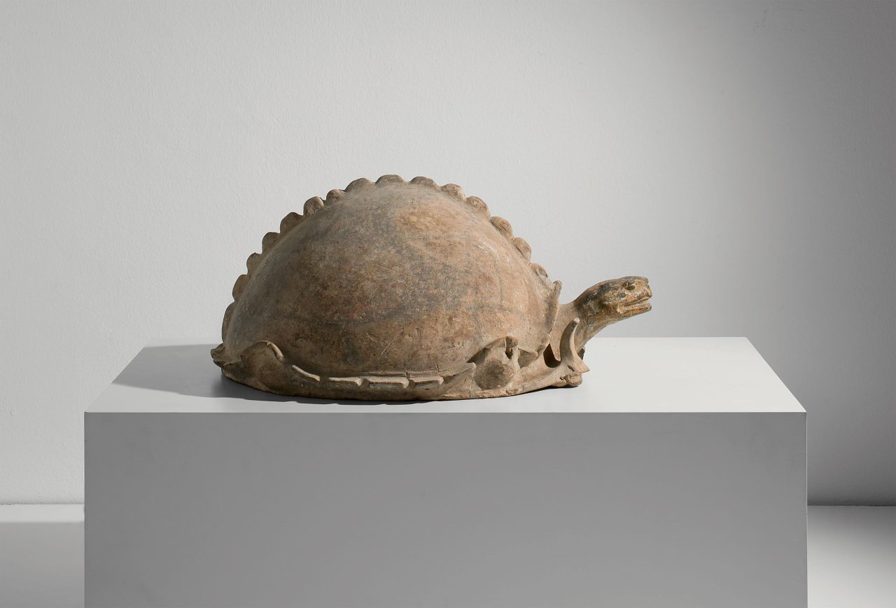 Auf diesem Bild ist das folgende Kunstwerk zu sehen:  Chinesisch, Han-Dynastie. Grabbeigabe: Schildkröte – wohl aus der Provinz Sichuan. 1./2. Jahrhundert n. Chr.