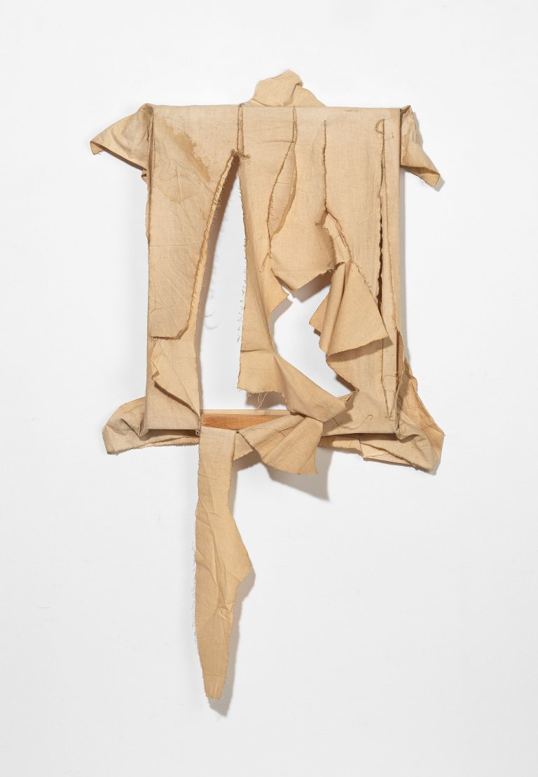 Auf diesem Bild ist das folgende Kunstwerk zu sehen: Michael Buthe. Ohne Titel (Zerrissene Leinwand). 1969.