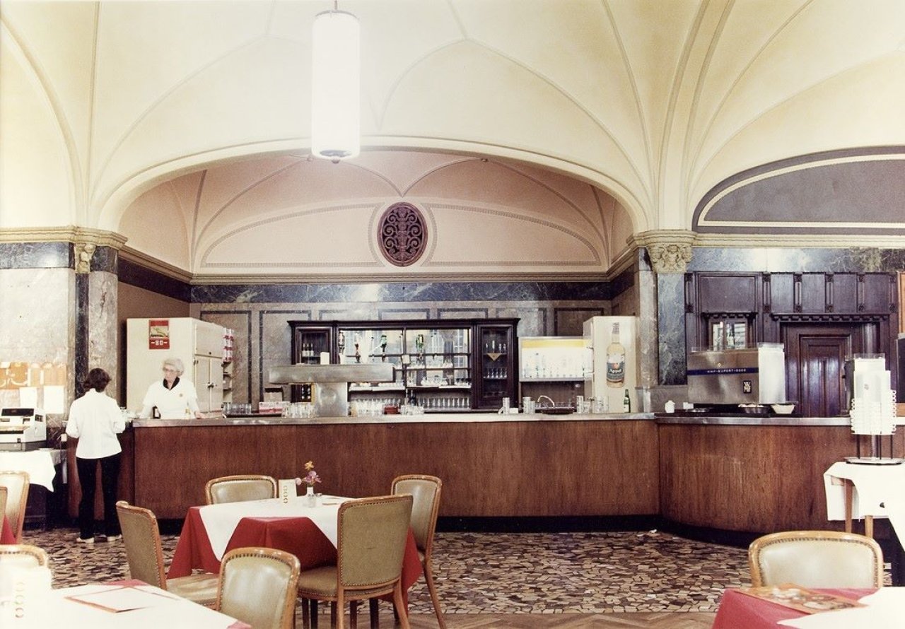 Auf diesem Bild ist das folgende Kunstwerk zu sehen: Candida Höfer. „Wartesaal Köln“. 1981.
