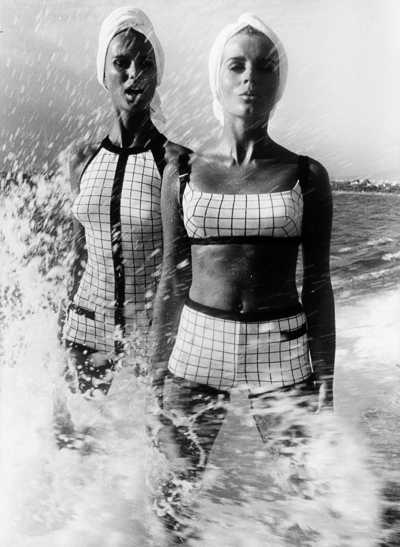 Auf diesem Bild ist das folgende Kunstwerk zu sehen: F.C. Gundlach. „Bademoden von Sinz, Athen“. 1966.