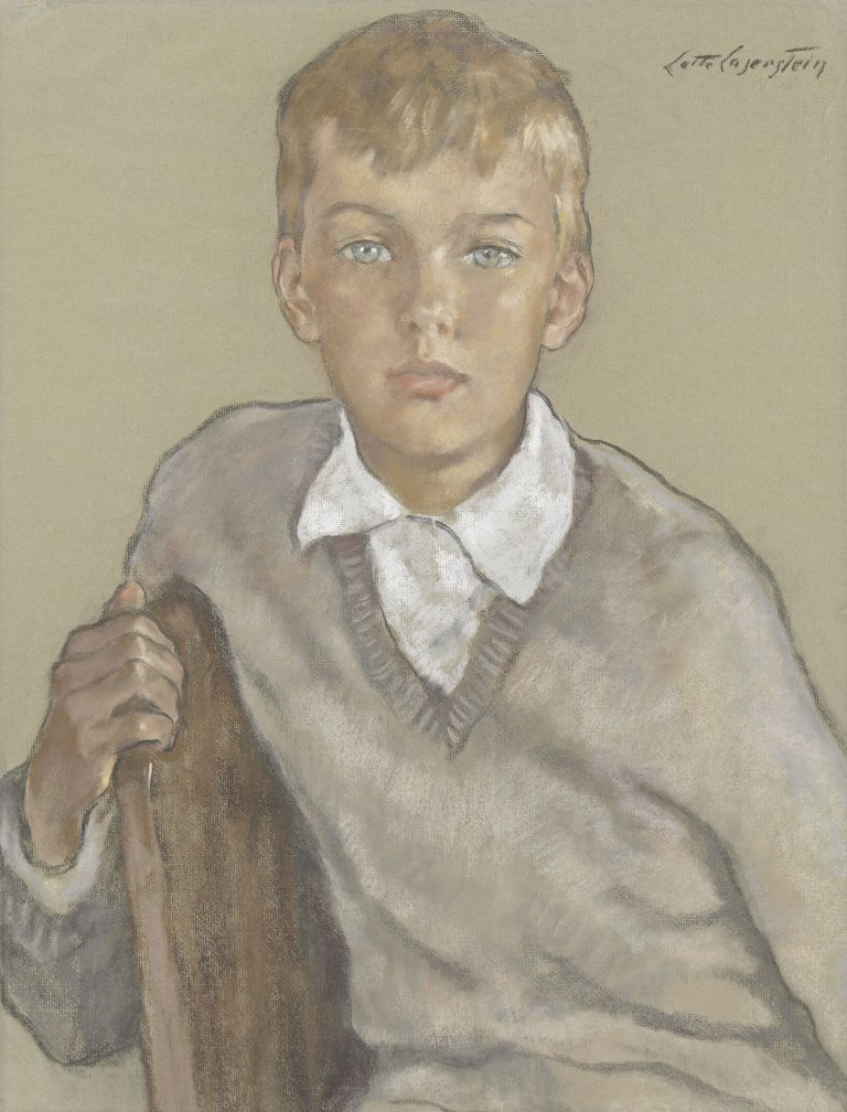 Auf diesem Bild ist das folgende Kunstwerk zu sehen: Lotte Laserstein. „Porträt eines sitzenden Jungen“. 1958.