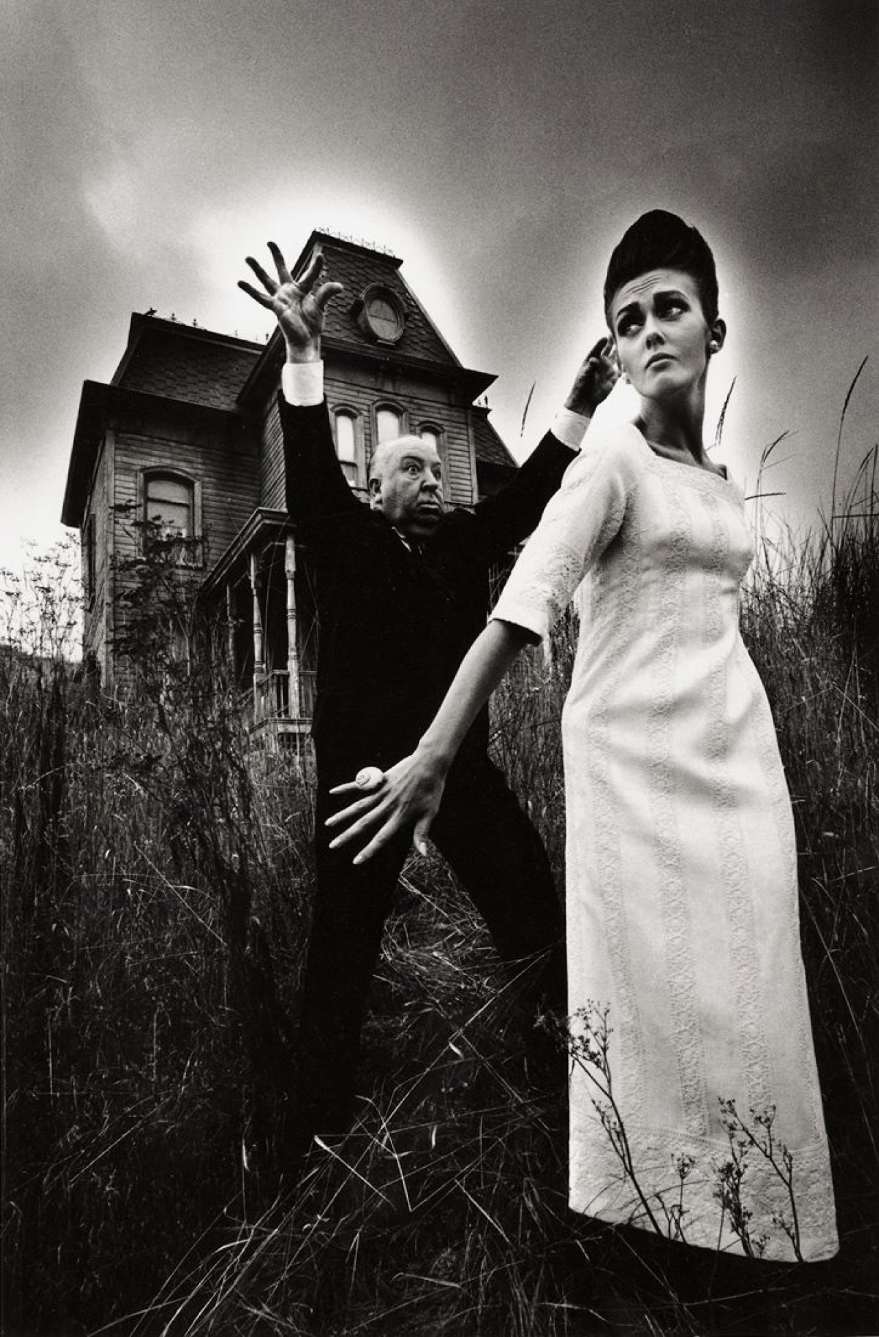Auf diesem Bild ist das folgende Kunstwerk zu sehen: Jeanloup Sieff. Alfred Hitchcock and Ina, Hollywood, Harper's Bazaar. 1962.
