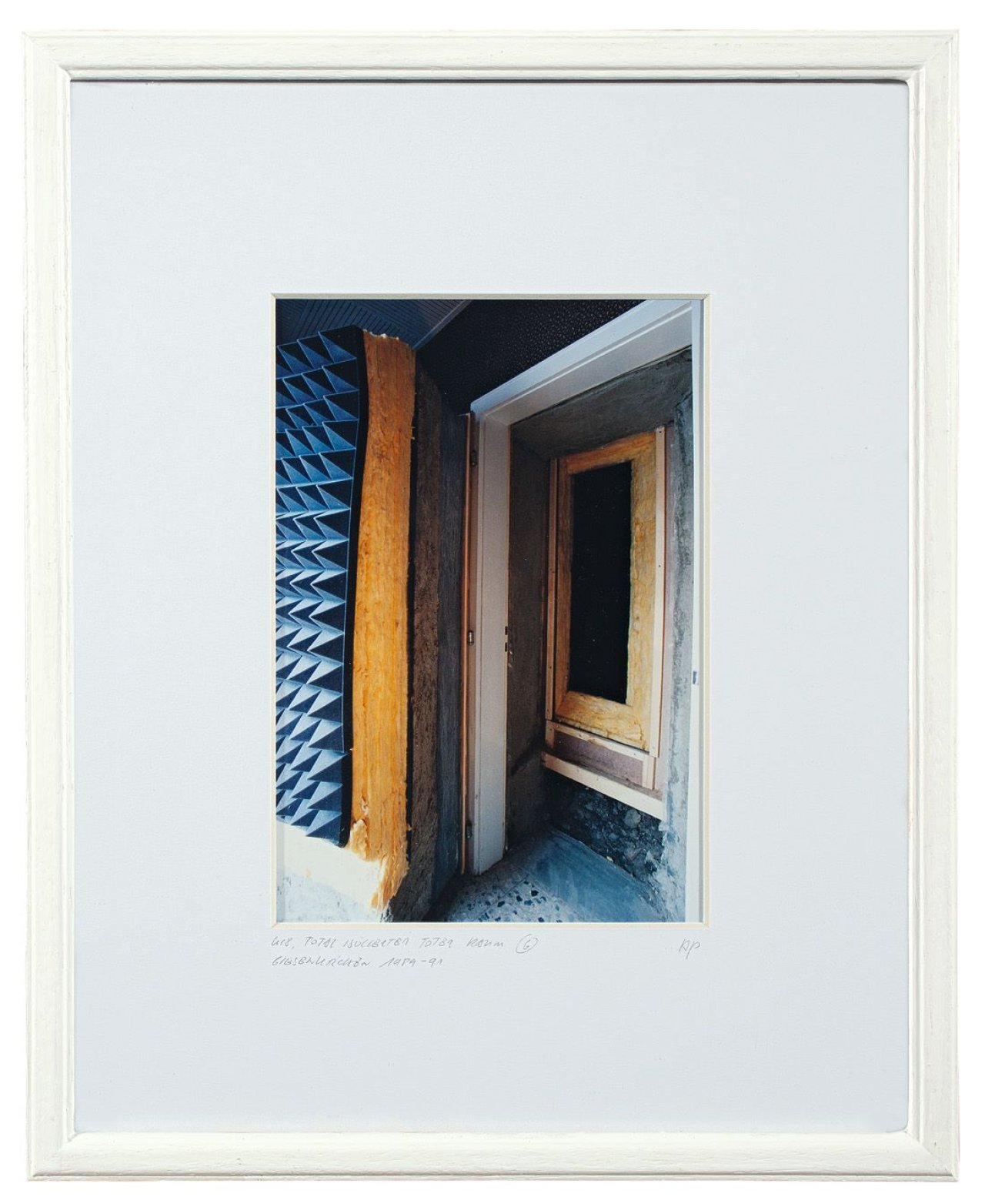 Auf diesem Bild ist das folgende Kunstwerk zu sehen: Gregor Schneider. Ur 8, Total isolierter toter Raum, Gelsenkirchen. 1989-90 bzw. 1989-91.