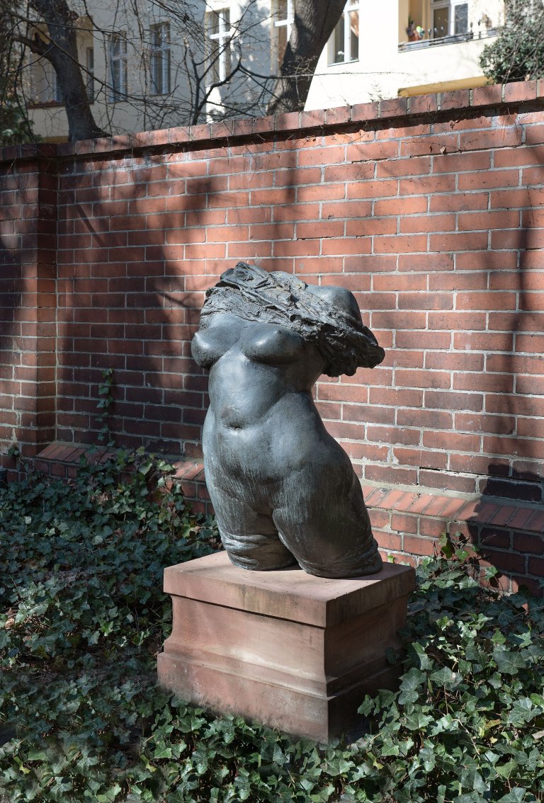 Auf diesem Bild ist das folgende Kunstwerk zu sehen: Waldemar Grzimek. „Torso Aufgerichtet Stehende II“. 1973.