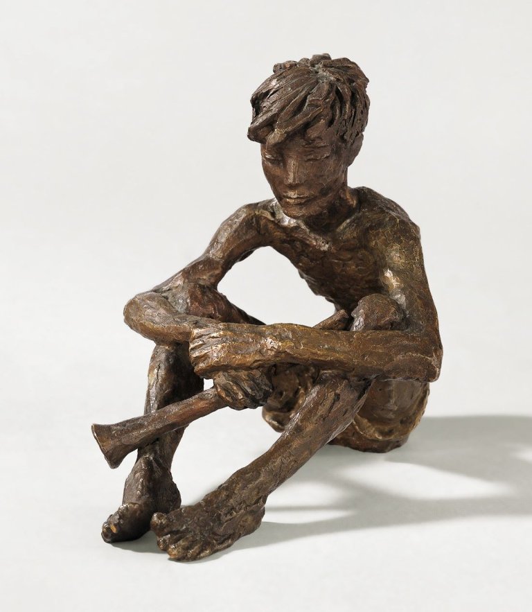 Auf diesem Bild ist das folgende Kunstwerk zu sehen: Renée Sintenis. „Sitzender Knabe mit Schalmei“. 1951.