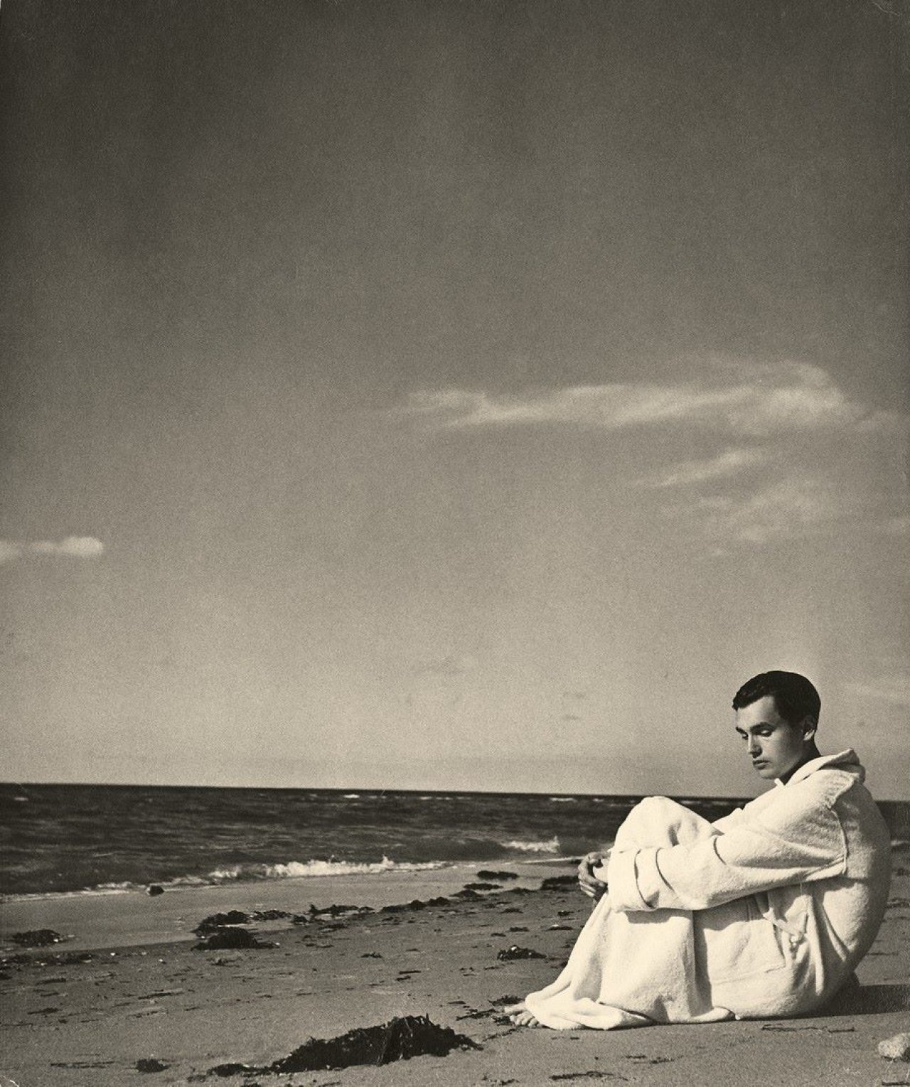 Auf diesem Bild ist das folgende Kunstwerk zu sehen: Herbert List. Ohne Titel (Junge am Strand, Ostsee). 1930er Jahre.
