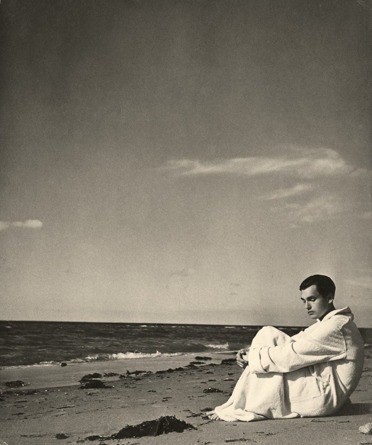 Auf diesem Bild ist das folgende Kunstwerk zu sehen: Herbert List. Ohne Titel (Junge am Strand, Ostsee). 1930er Jahre.