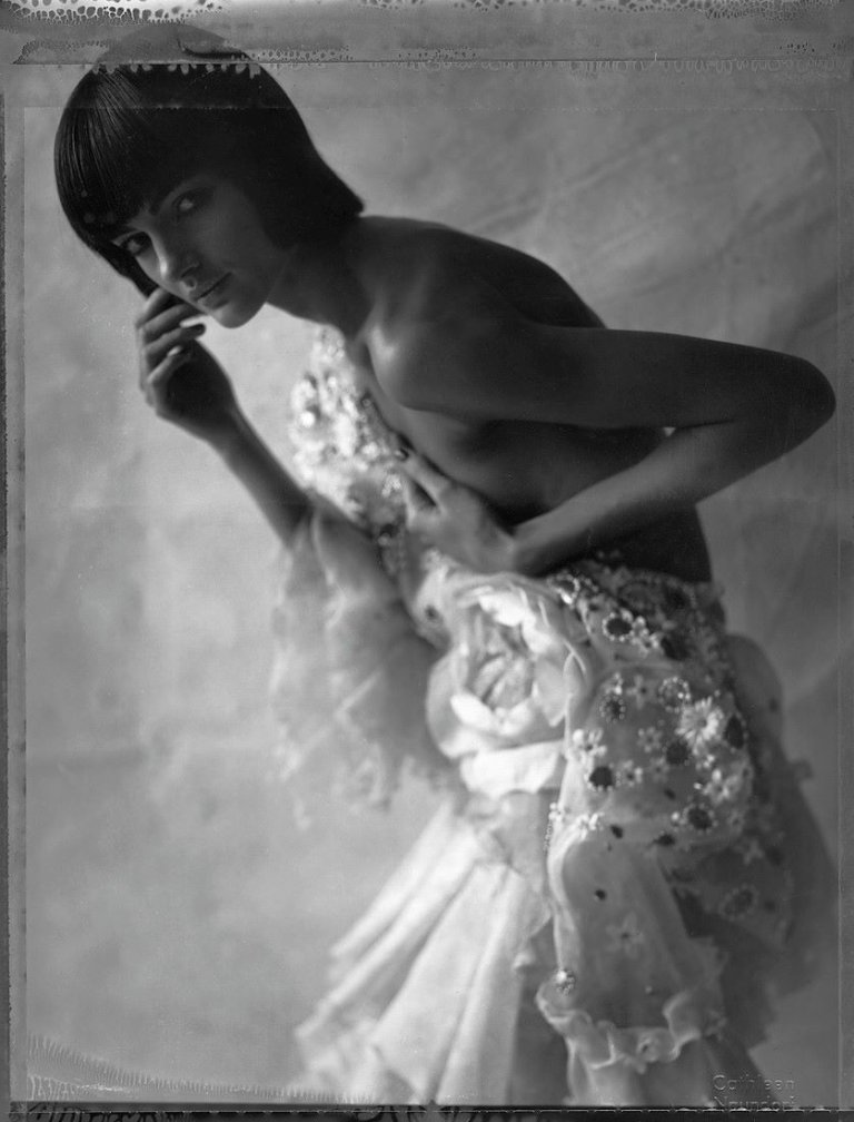Auf diesem Bild ist das folgende Kunstwerk zu sehen: Cathleen Naundorf. „Haute Couture Christian Lacroix, Model Natalia“.. 2006.