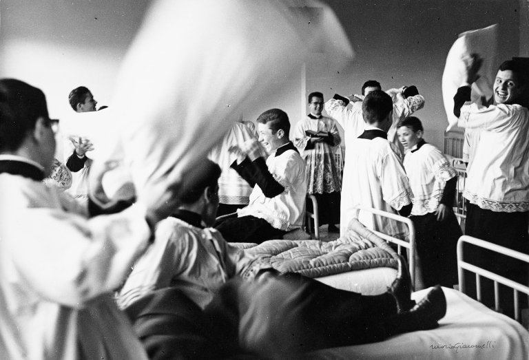 Auf diesem Bild ist das folgende Kunstwerk zu sehen: Mario Giacomelli. Ohne Titel, aus der Serie: „Io non ho mani che mi accarezzino il volto“. 1961–1963.