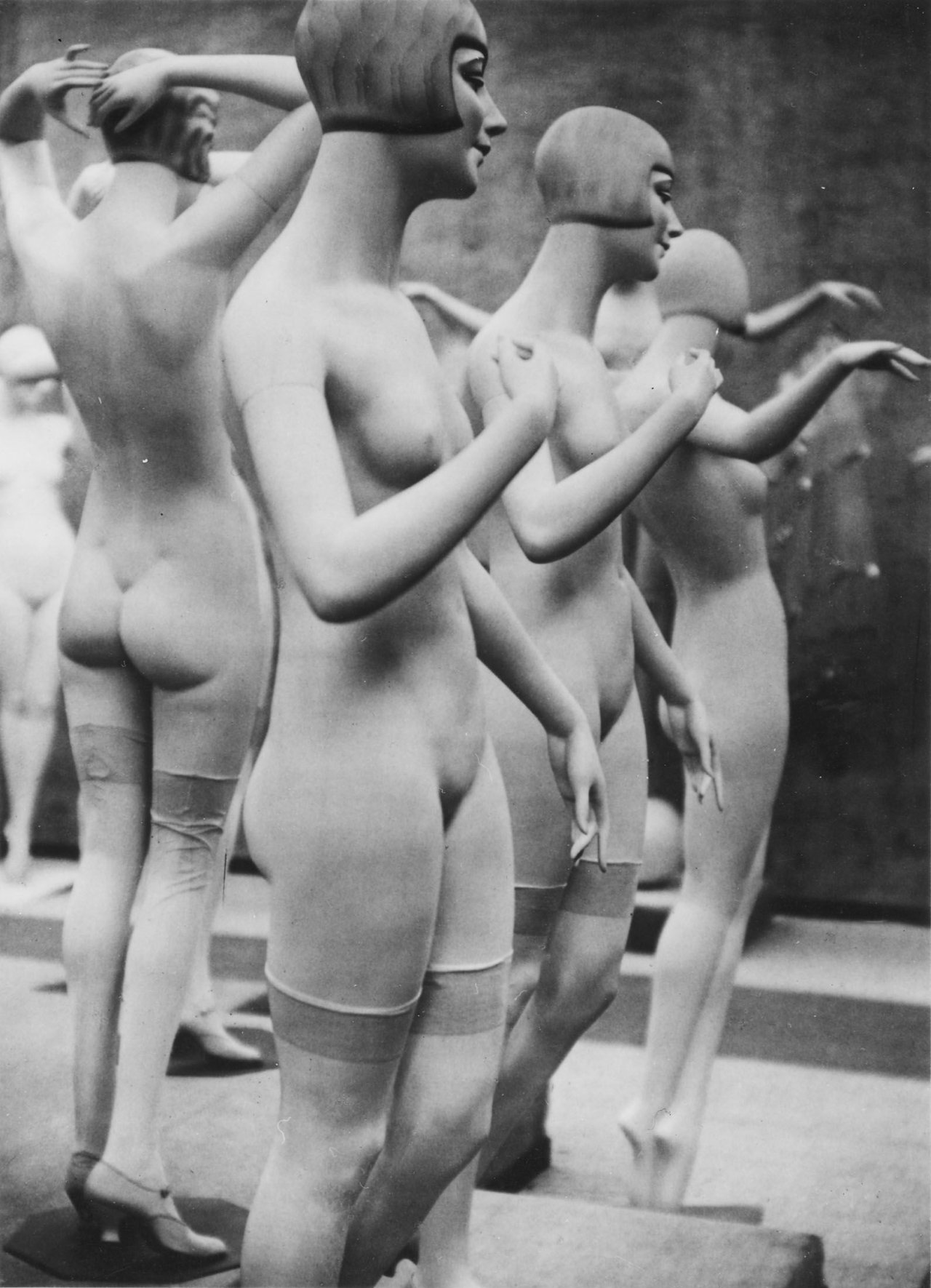 Auf diesem Bild ist das folgende Kunstwerk zu sehen:  Umbo (d.i. Otto Umbehr). „Schaufensterpuppen. Das neueste Angebot“. 1928.