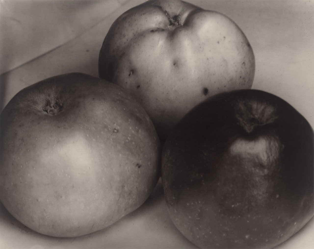 Auf diesem Bild ist das folgende Kunstwerk zu sehen: Edward Steichen. Three Apples, France. Um 1921.