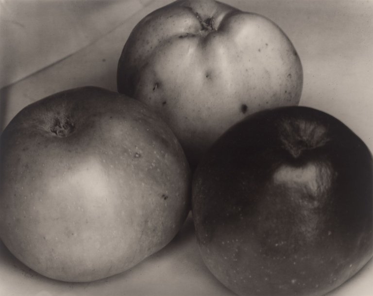 Auf diesem Bild ist das folgende Kunstwerk zu sehen: Edward Steichen. Three Apples, France. Um 1921.