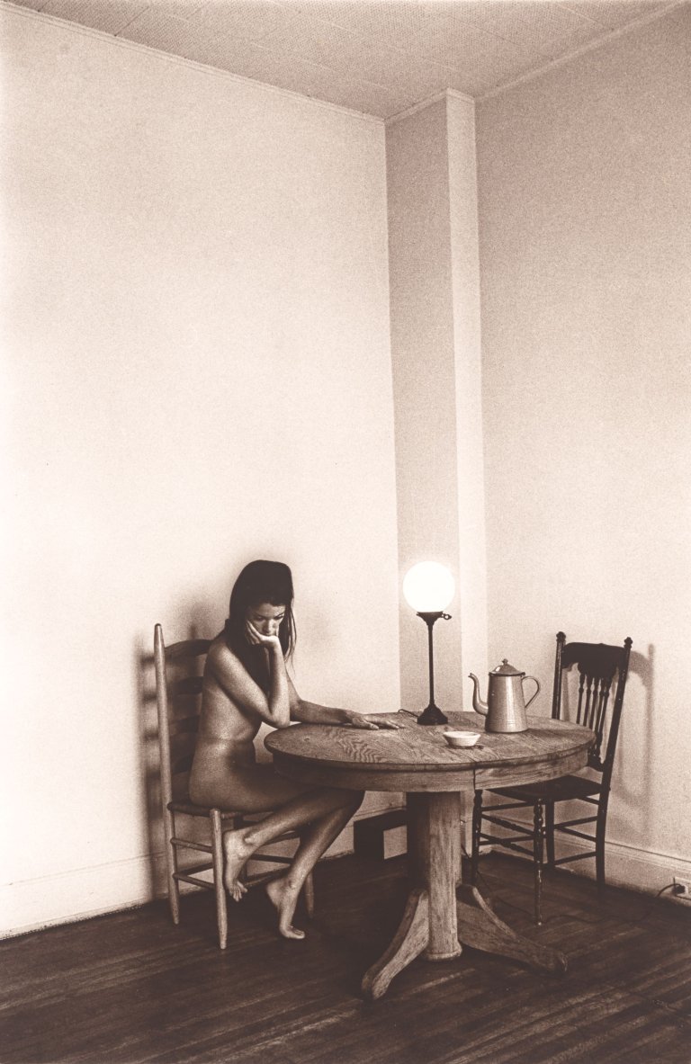 Auf diesem Bild ist das folgende Kunstwerk zu sehen: Jeanloup Sieff. „Nu à table“, Judy, New York. 1965.