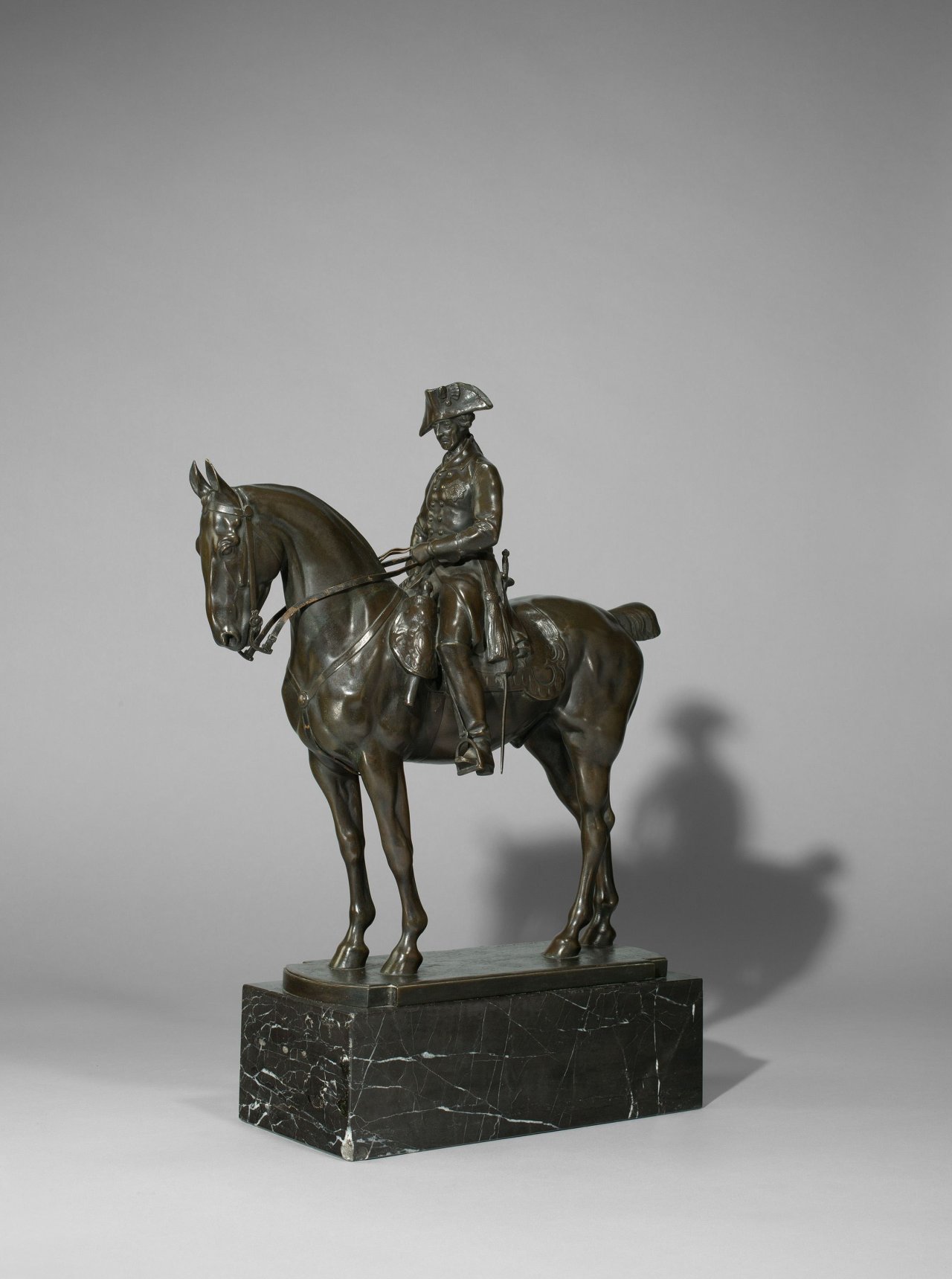Auf diesem Bild ist das folgende Kunstwerk zu sehen: Louis Tuaillon. Friedrich der Große zu Pferde. Um 1911 / vor 1920.