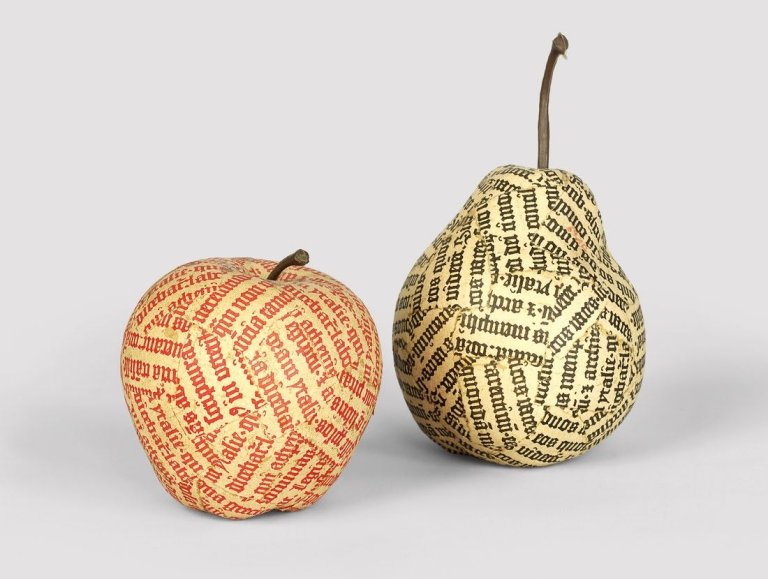 Auf diesem Bild ist das folgende Kunstwerk zu sehen: Jiří Kolář. Apfel / Birne. 1969.