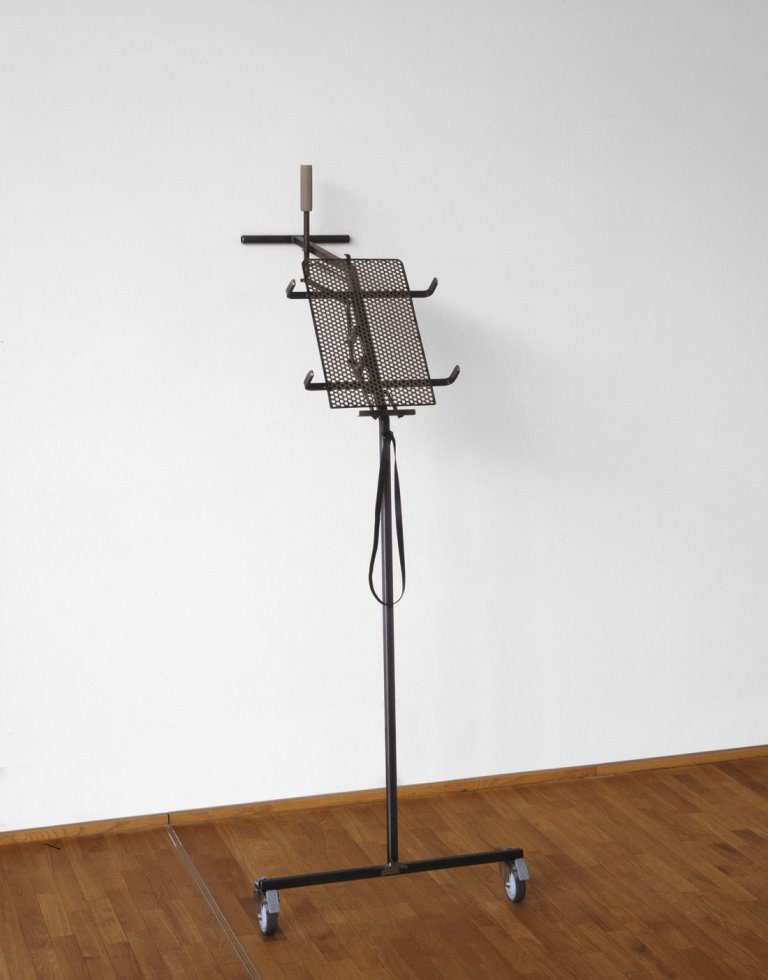 Auf diesem Bild ist das folgende Kunstwerk zu sehen: Andreas Slominski. Sturmschadensimulator. 1999.