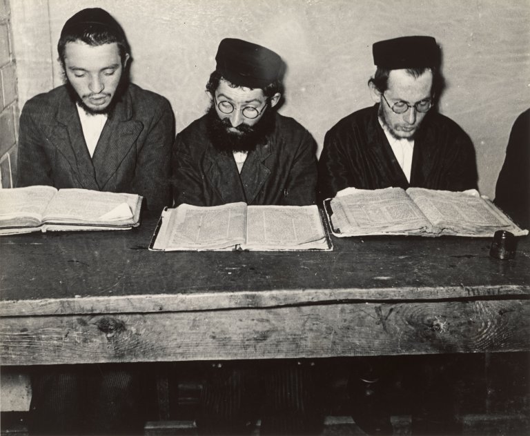 Auf diesem Bild ist das folgende Kunstwerk zu sehen: Roman Vishniac. Talmud, Warschau. 1936.