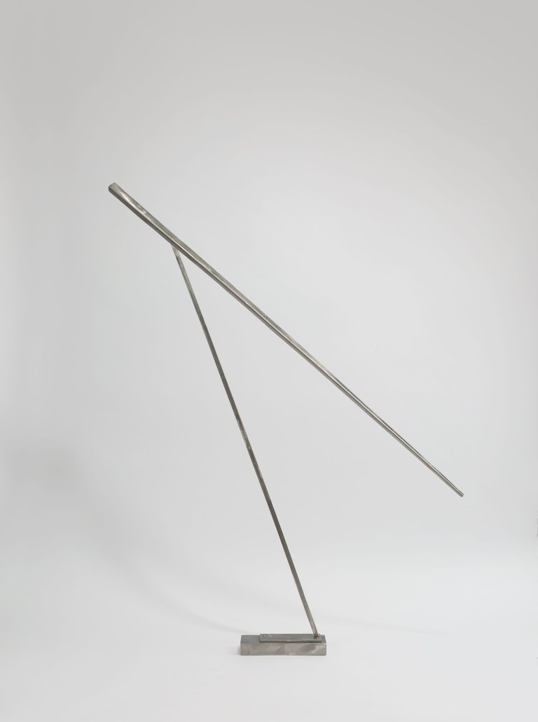 Auf diesem Bild ist das folgende Kunstwerk zu sehen: George Rickey. „One fixed, one moving line diagonal“. 1988.