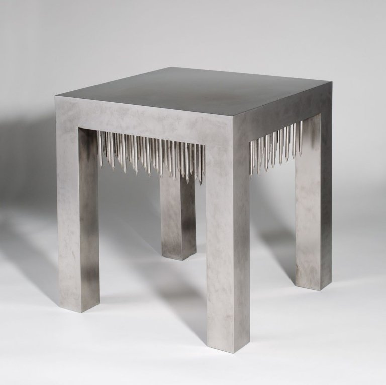 Auf diesem Bild ist das folgende Kunstwerk zu sehen: Günther Uecker. Tisch. 1972.