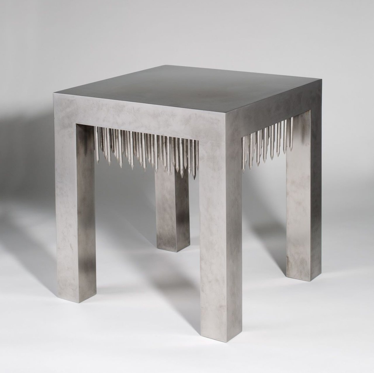 Auf diesem Bild ist das folgende Kunstwerk zu sehen: Günther Uecker. Tisch. 1972.