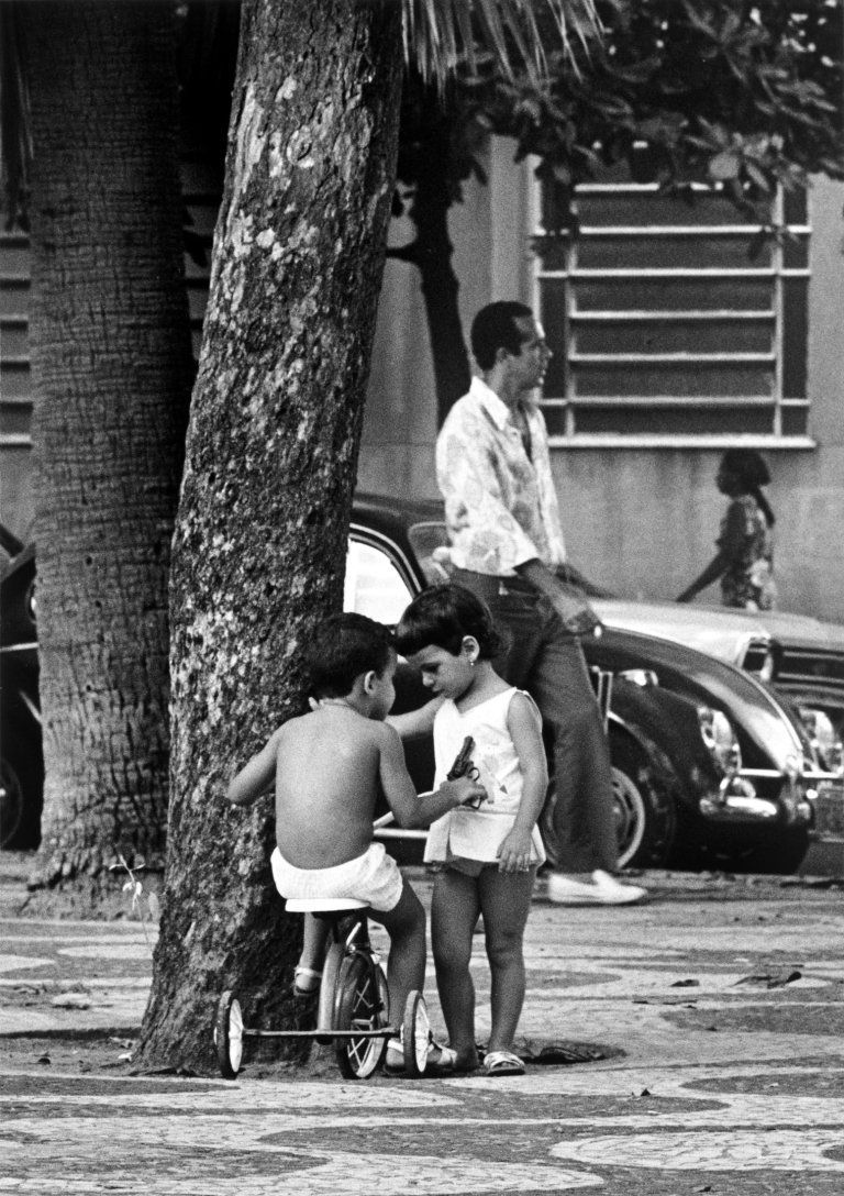 Auf diesem Bild ist das folgende Kunstwerk zu sehen: Elliott Erwitt. „Rio de Janeiro“. 1972.