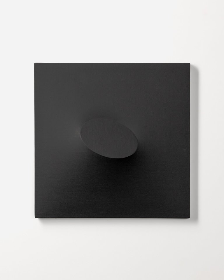 Auf diesem Bild ist das folgende Kunstwerk zu sehen: Turi Simeti. Ohne Titel. 1971.